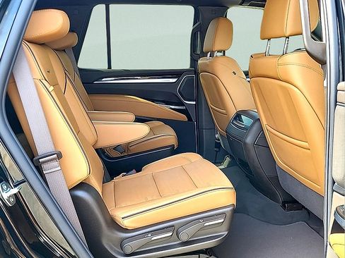 Certified 2026 Cadillac Escalade Luxury AWD/4WD image 11