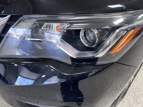 Used 2017 Nissan Pathfinder SV image 10