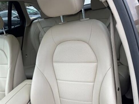 Used 2018 Mercedes-Benz GLC 300 4MATIC w/ Premium Package image 23