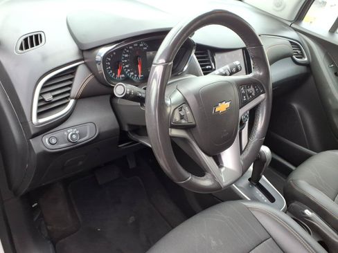 Used 2022 Chevrolet Trax LT w/ LT Convenience Package AWD/4WD image 8