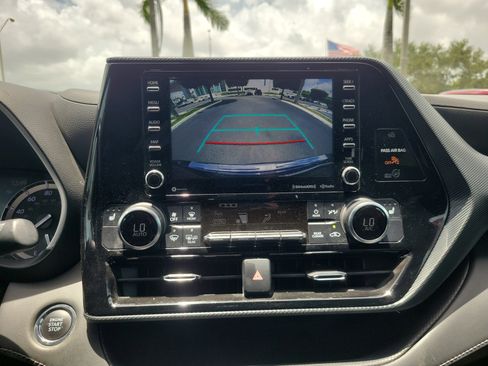 Used 2022 Toyota Highlander XSE FWD image 27