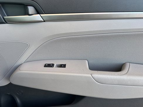 Used 2020 Hyundai Elantra SEL image 19