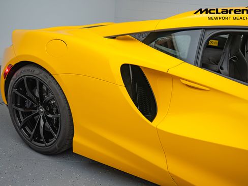 Used 2024 McLaren Artura image 5