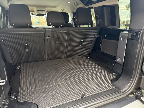 Used 2023 Land Rover Defender 110 image 12