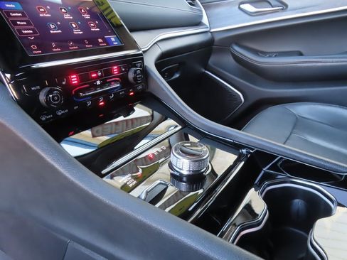 Used 2022 Jeep Grand Cherokee L Limited image 18