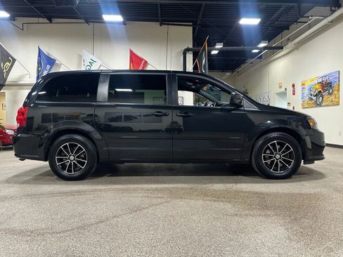 Used 2017 Dodge Grand Caravan SE image 8