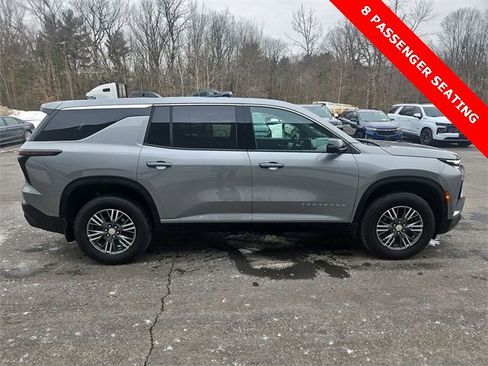 Used 2024 Chevrolet Traverse LS image 5