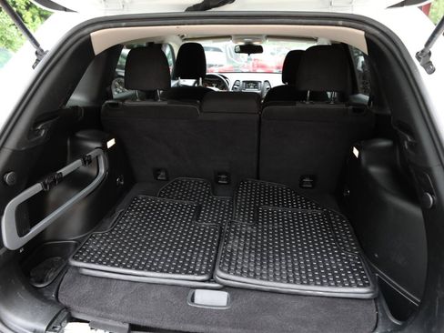 Used 2018 Jeep Cherokee Latitude w/ Altitude Package AWD/4WD image 13
