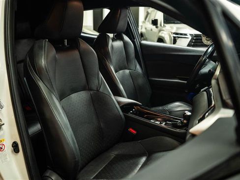 Used 2019 Toyota C-HR Limited FWD image 13