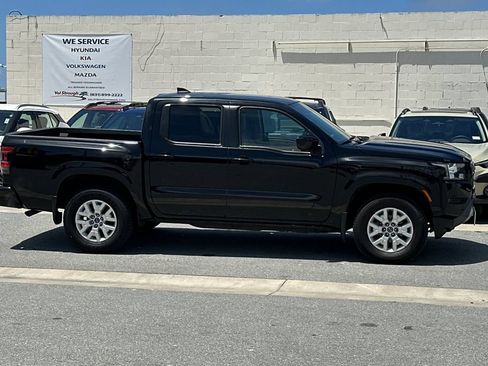 Used 2022 Nissan Frontier SV w/ Technology Package RWD image 3