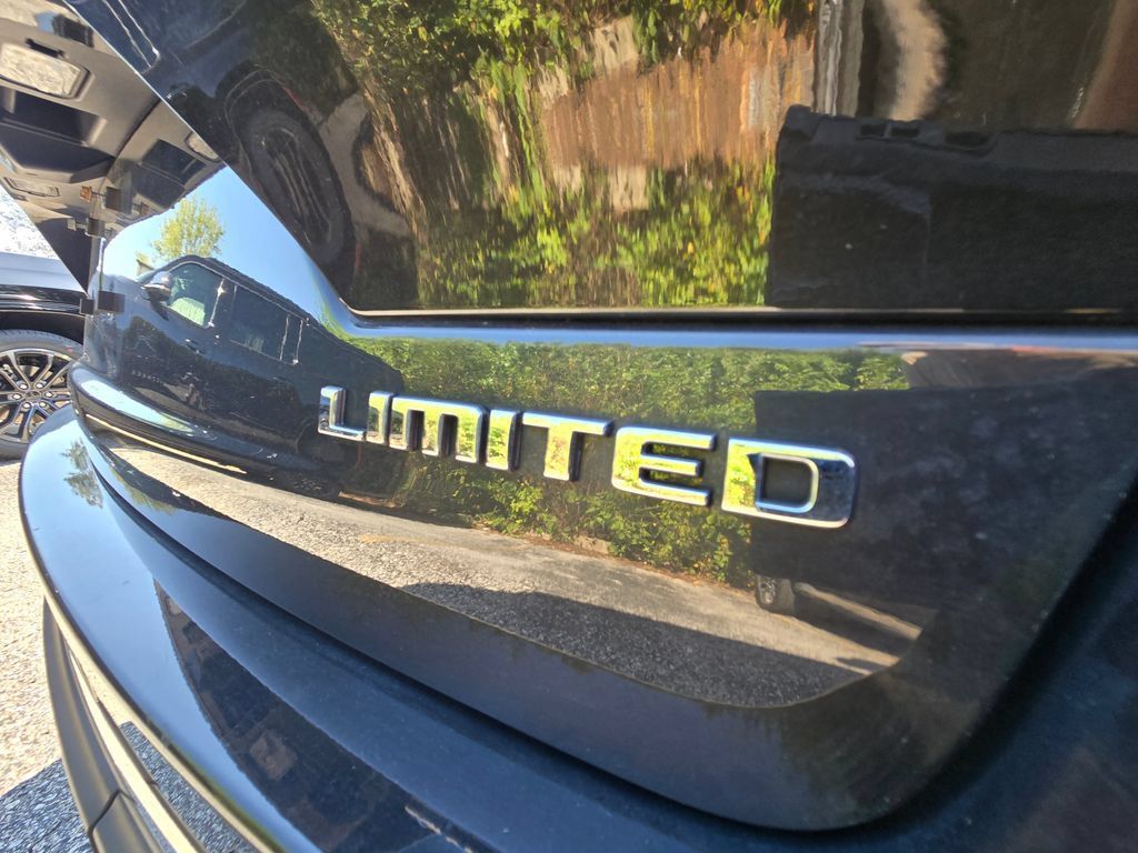 Used 2023 Jeep Grand Cherokee Limited w/ Luxury Tech Group II AWD/4WD image 19