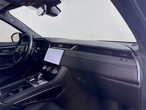 Used 2024 Jaguar F-PACE SVR image 31