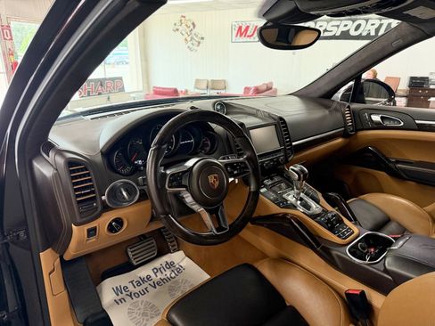 Used 2016 Porsche Cayenne Turbo S AWD/4WD image 13