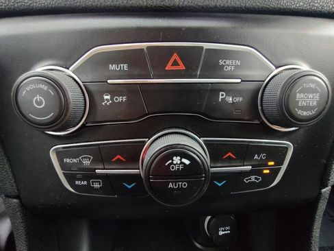 Used 2017 Dodge Charger SXT w/ Blacktop Package RWD image 21