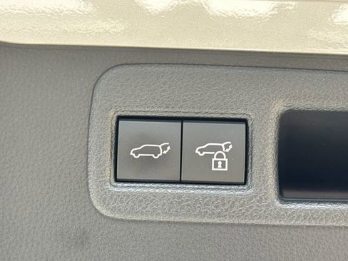 Used 2023 Toyota Venza XLE image 17