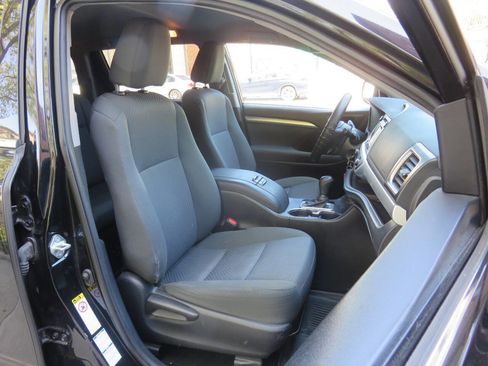 Used 2019 Toyota Highlander LE AWD/4WD image 11