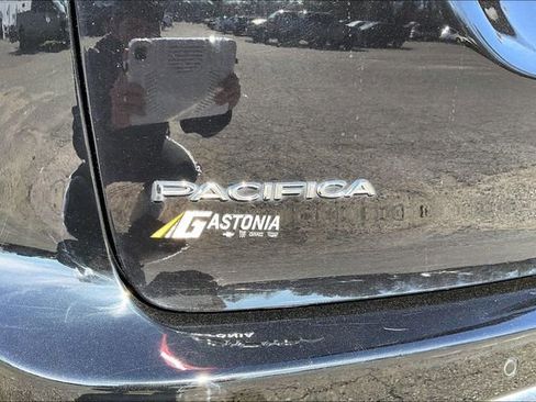 Used 2024 Chrysler Pacifica Touring-L image 23