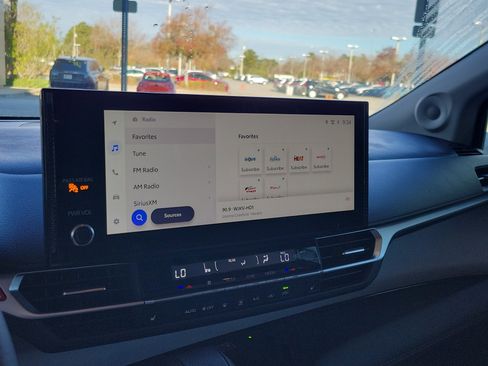 Used 2025 Toyota Sienna XLE image 21