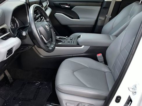 Certified 2023 Toyota Highlander XLE image 13