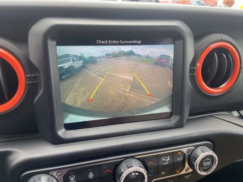 Used 2019 Jeep Wrangler Unlimited Sahara AWD/4WD image 33