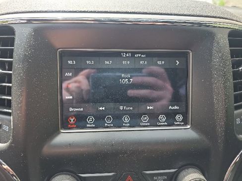 Used 2018 Jeep Grand Cherokee Laredo AWD/4WD image 4