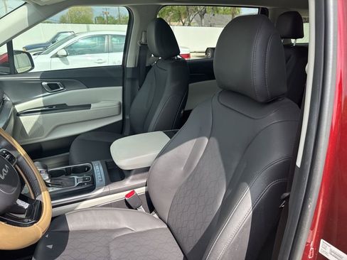 Used 2023 Kia Carnival LX image 4