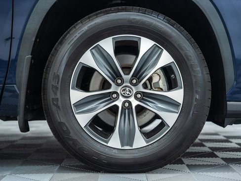 Used 2022 Toyota Highlander XLE AWD/4WD image 19
