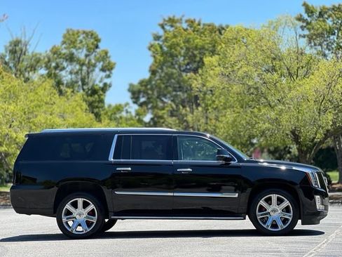 Used 2018 Cadillac Escalade ESV Premium Luxury RWD image 4