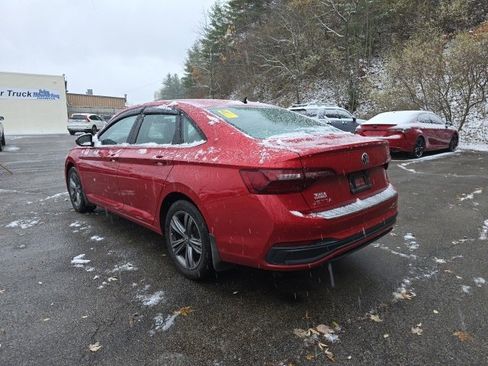 Used 2024 Volkswagen Jetta SE image 3