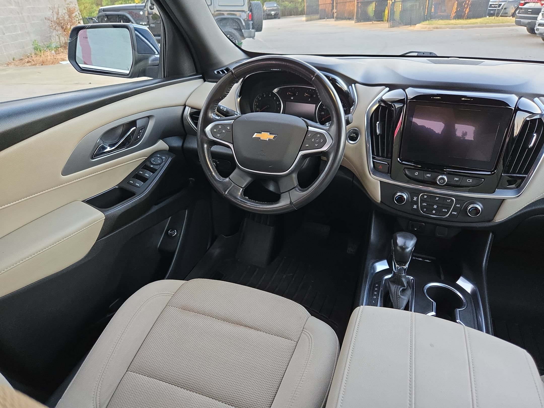 Used 2022 Chevrolet Traverse LT FWD image 9