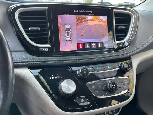 Used 2021 Chrysler Pacifica Touring-L FWD image 18