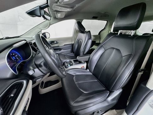 Used 2024 Chrysler Pacifica Touring-L FWD image 20