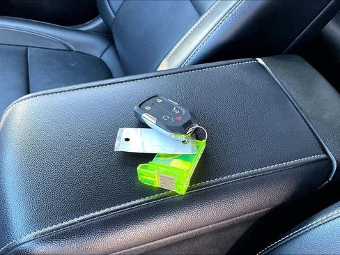 Used 2023 GMC Acadia SLT image 33