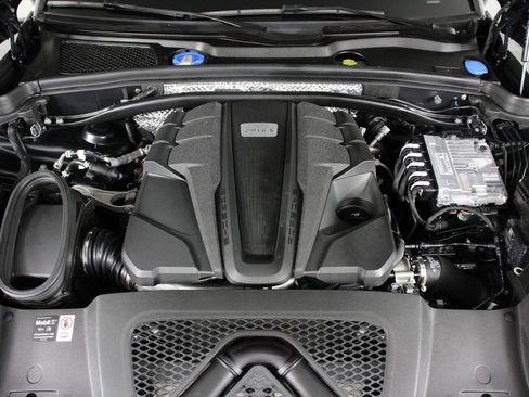 Certified 2025 Porsche Macan S image 26