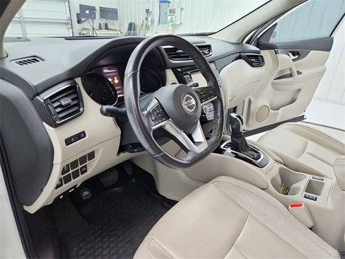 Used 2018 Nissan Rogue Sport SL image 18