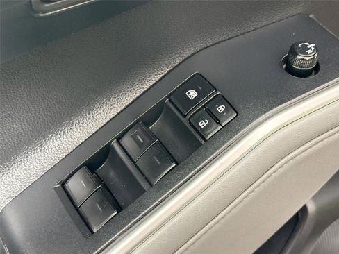 Used 2022 Toyota Highlander XLE FWD image 25