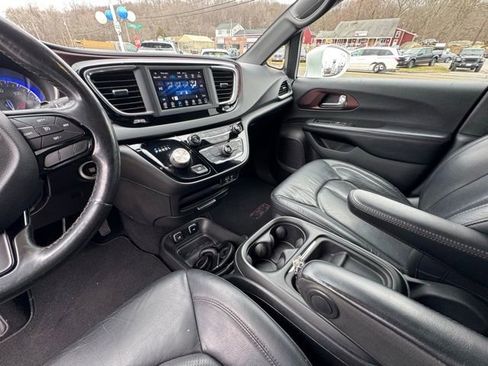 Used 2020 Chrysler Pacifica Touring-L image 38
