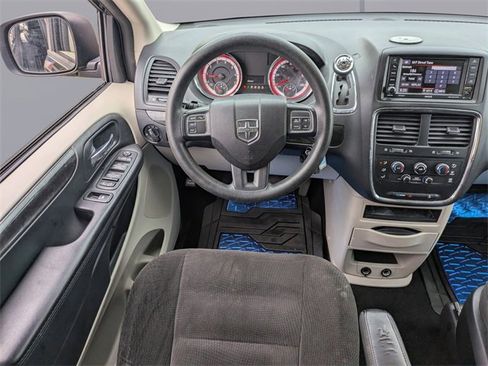 Used 2018 Dodge Grand Caravan SE w/ UConnect Hands-Free Group image 15