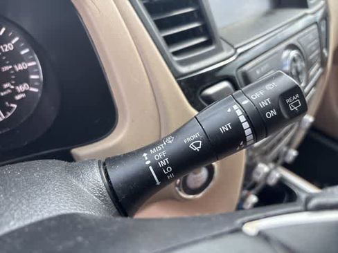 Used 2018 Nissan Pathfinder SV image 14