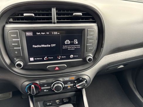 Used 2025 Kia Soul LX w/ LX Technology Package FWD image 21