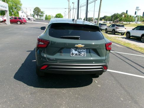 New 2026 Chevrolet Trax LS w/ LS Convenience Package FWD image 3