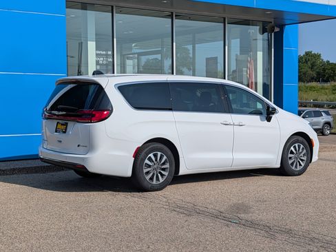 Used 2024 Chrysler Pacifica Limited FWD image 3