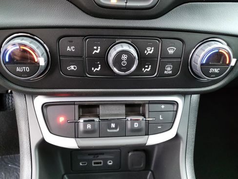 Certified 2022 GMC Terrain SLE w/ Driver Convenience Package image 14