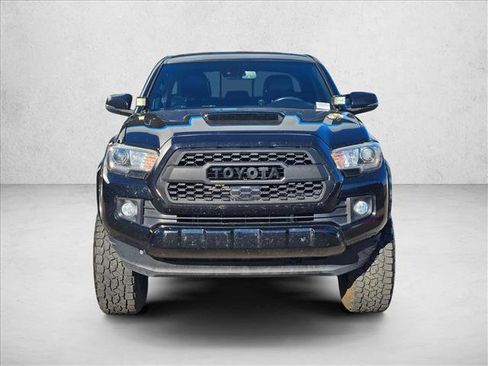 Used 2019 Toyota Tacoma TRD Sport image 2