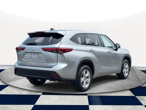 Used 2022 Toyota Highlander LE image 5
