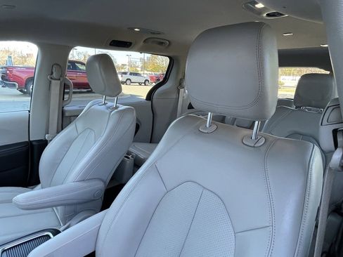 Used 2021 Chrysler Pacifica Touring-L image 25
