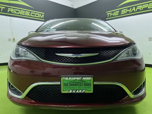 Used 2018 Chrysler Pacifica Limited FWD image 3