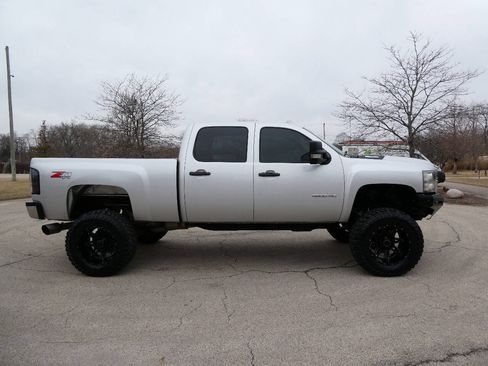 Used 2011 Chevrolet Silverado 2500 LT w/ Interior Plus Package AWD/4WD image 4