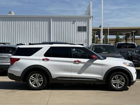 Used 2021 Ford Explorer XLT RWD image 3