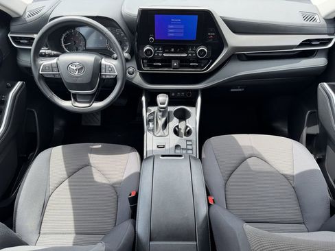 Used 2025 Toyota Highlander LE FWD image 13